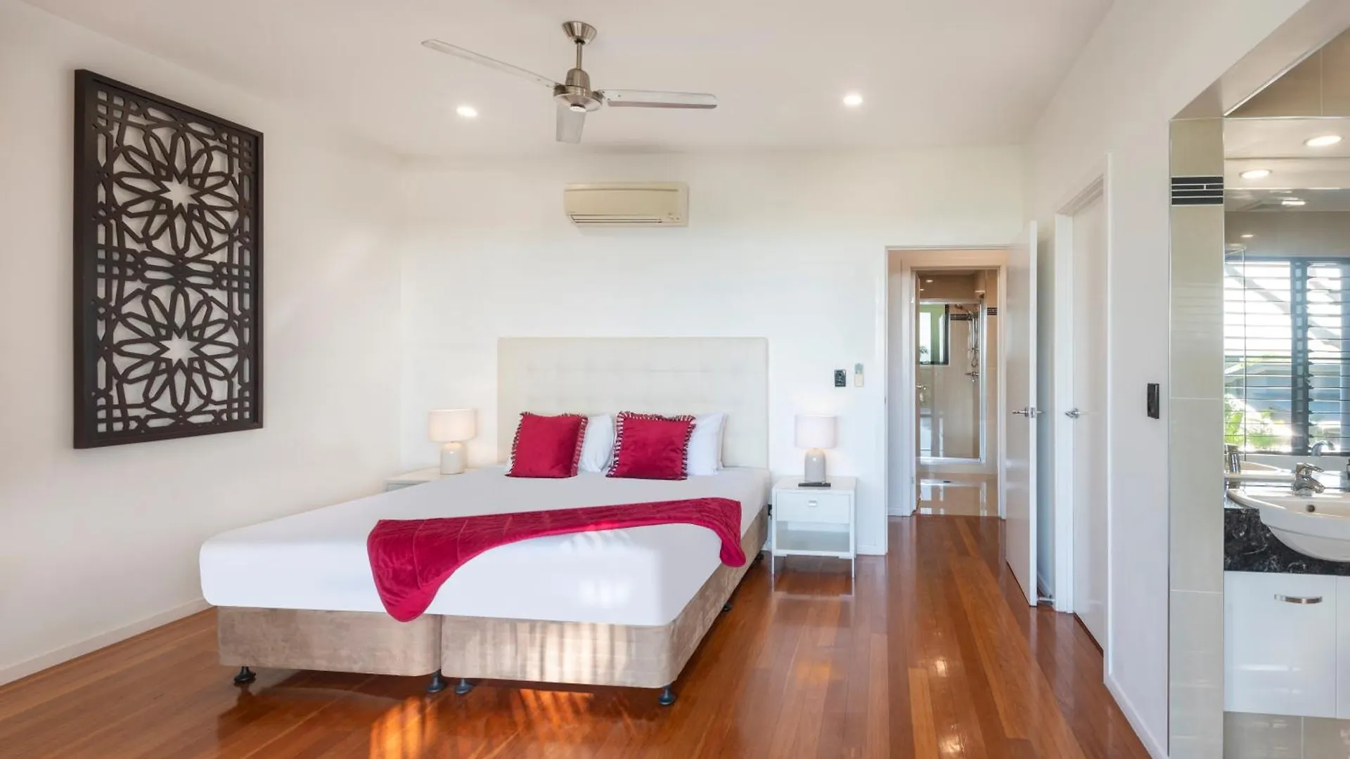 Pinnacle Apartments Hamilton Island 3*,