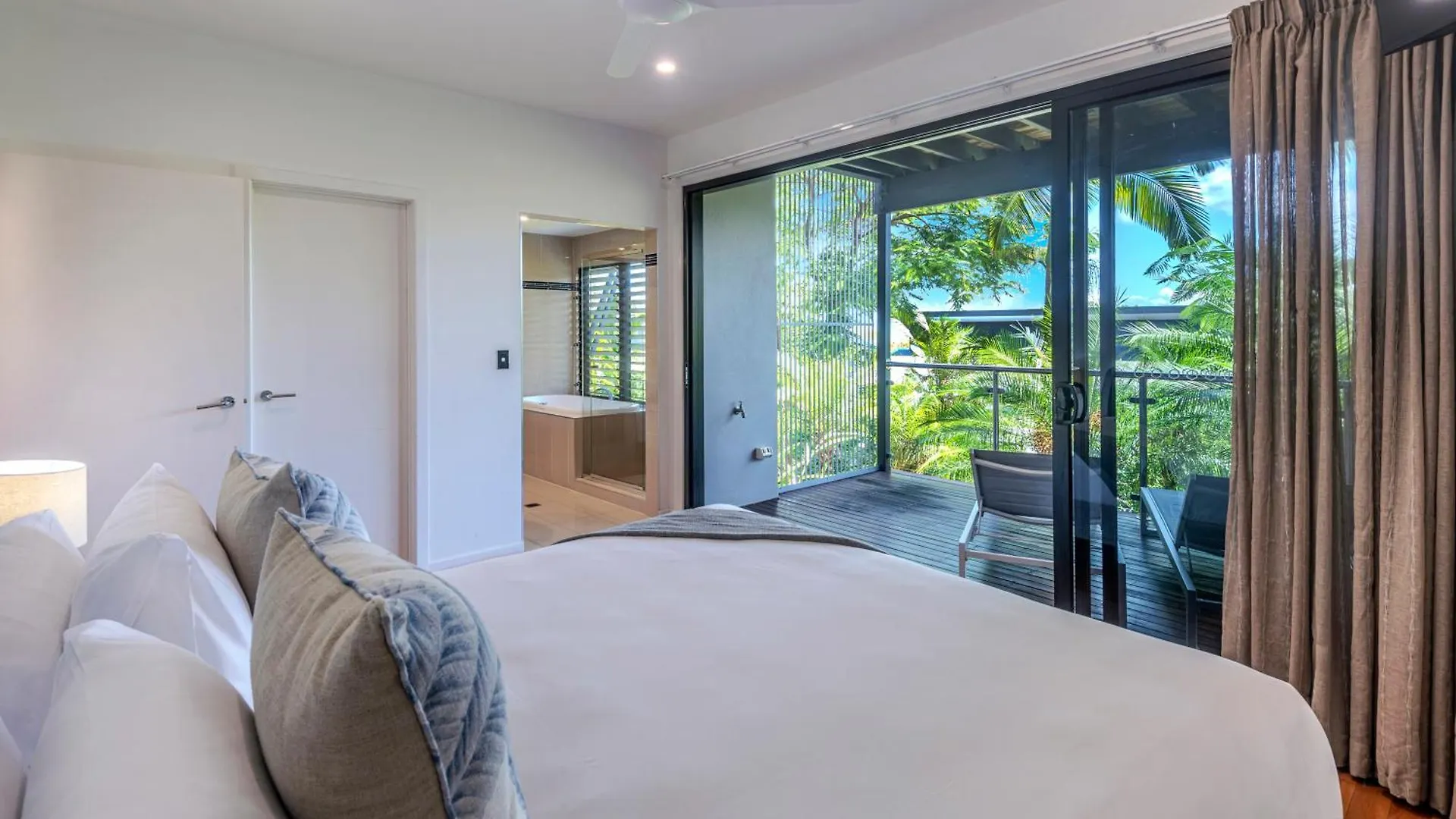 Pinnacle Apartments Hamilton Island 3*,